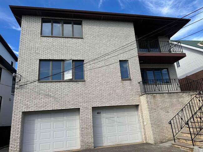 Building Photo - 407 Jane St