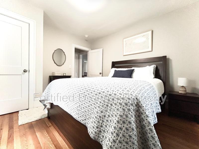 Building Photo - 2240 Queen St