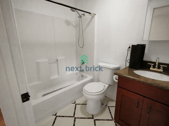 Building Photo - A beautiful 4 bed and 2 bathroom house for...