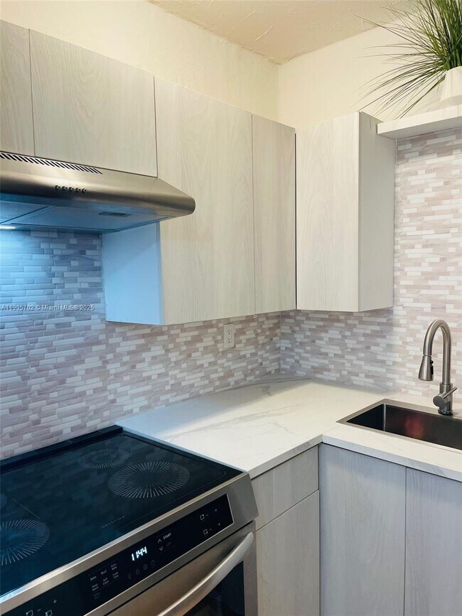 Building Photo - 2899 Collins Ave