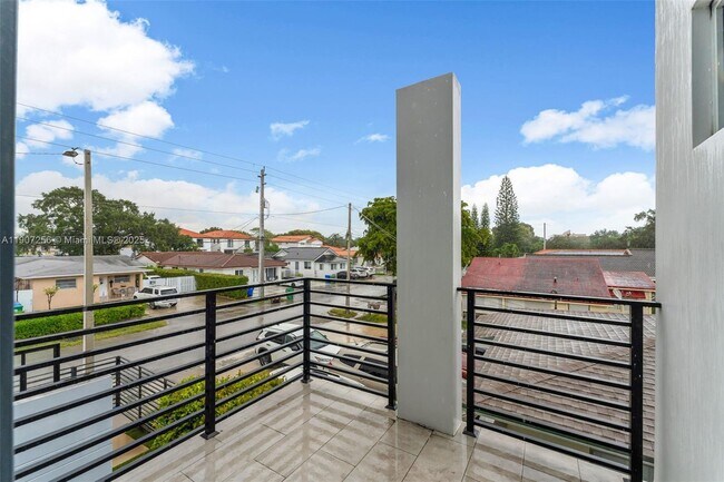 Building Photo - 3048 SW 18th St