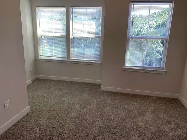 Building Photo - Beautiful Three Bedroom Townhouse!