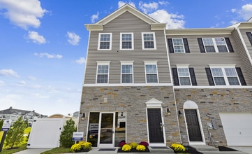 Building Photo - 215 Macoun Way