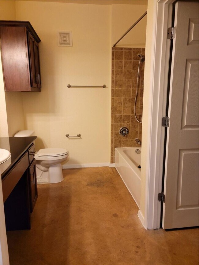 Building Photo - 910 W 25th St