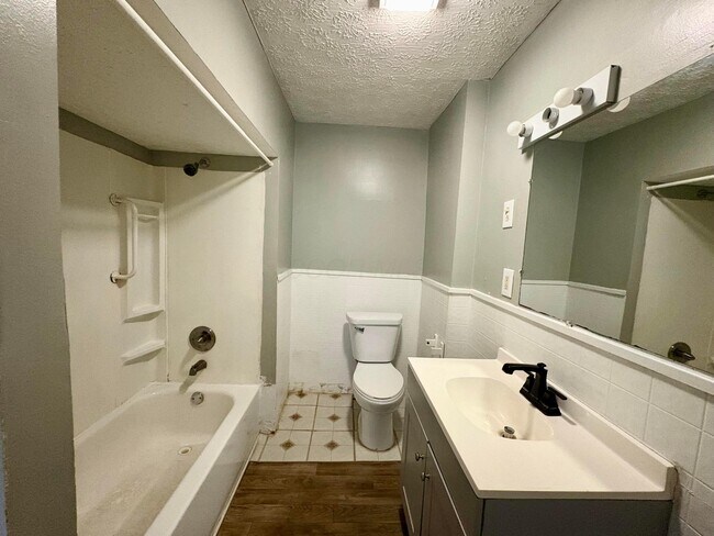 Building Photo - 425 Forest Rose Ave
