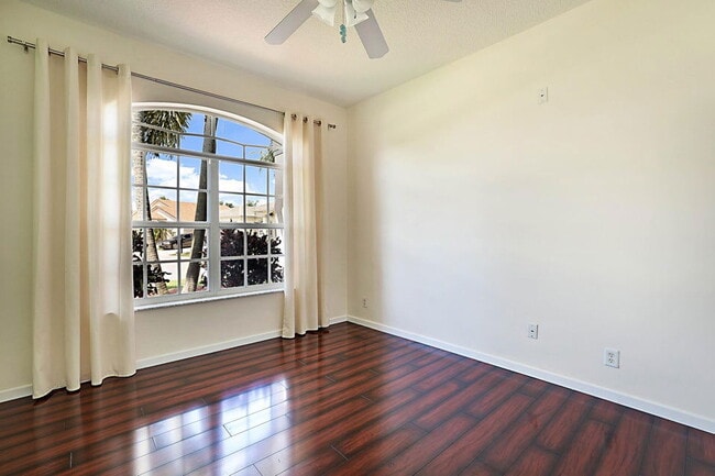 Building Photo - 1422 Fairway Cir