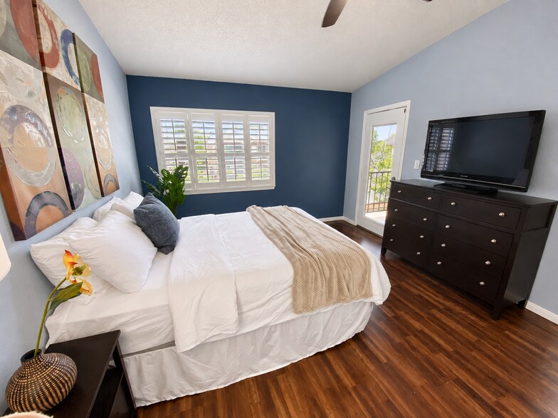 Primary bedroom w/balcony - 4601 Carmen Ave