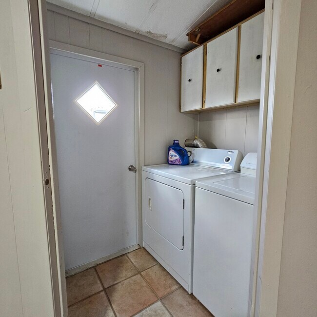 Building Photo - 801 N Hale Ave