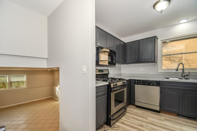 Building Photo - 605 S Raven Rd