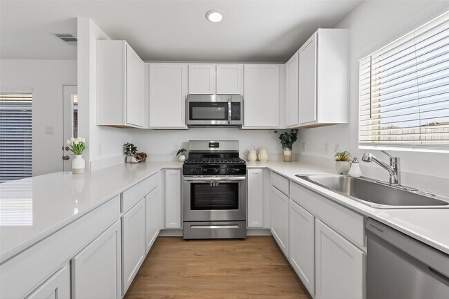 Building Photo - 7402 Clover Chase Dr