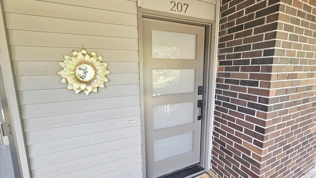 Building Photo - Modern Bellevue Townhome | Chef’s Kitchen, Dual Fireplaces & Private Patio