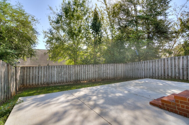 Building Photo - 2044 Lillian Dr