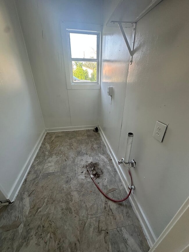 Building Photo - 2-bedroom, 1-bathroom Single Family home F...