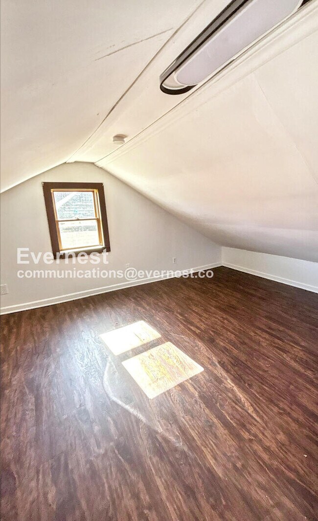Building Photo - 3 Bed/2 Bath Home with Fenced Yard / Available Now!