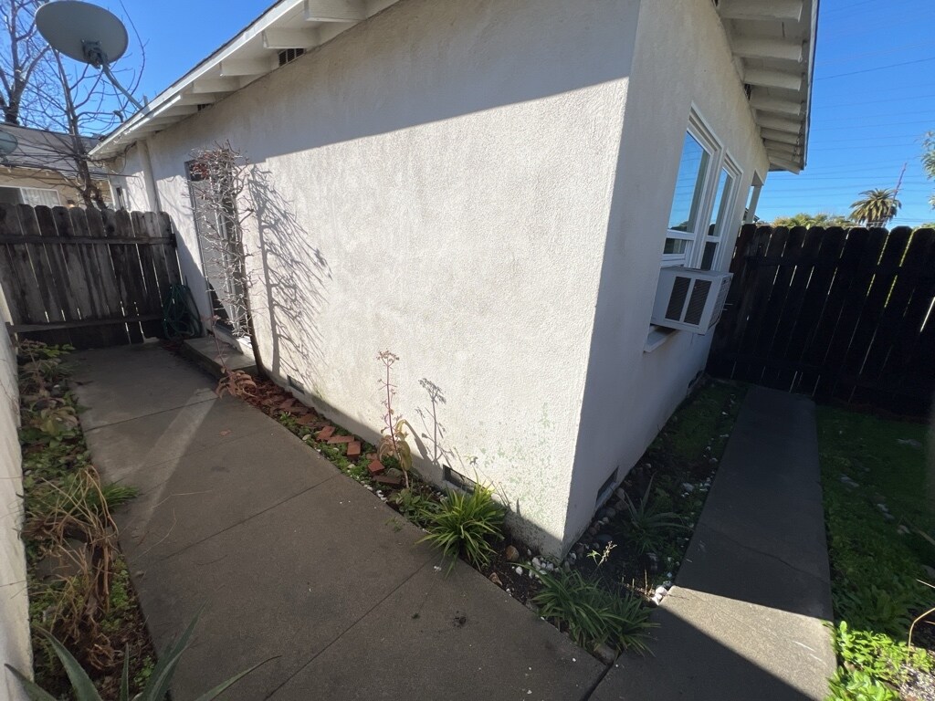 Building Photo - 1706 N Hollywood Way