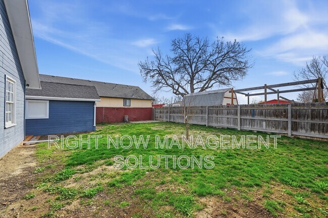 Building Photo - 415 W Linden St