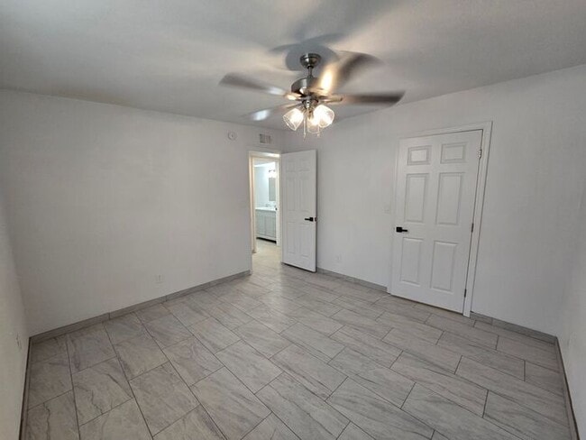 Building Photo - SPACIOUS 2BD/1BA  DUPLEX HOME AVAILABLE NOW!!