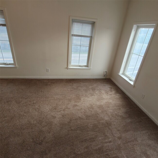 Building Photo - 145 Floral Ave