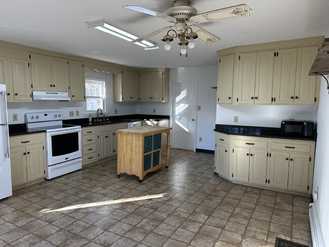 Building Photo - Charming 4-Bed / 1.5-Bath Home in Quiet Springvale Neighborhood