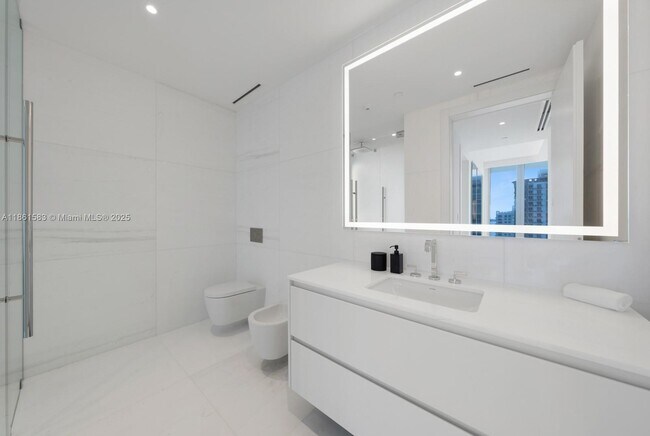 Building Photo - 300 Biscayne Blvd Way