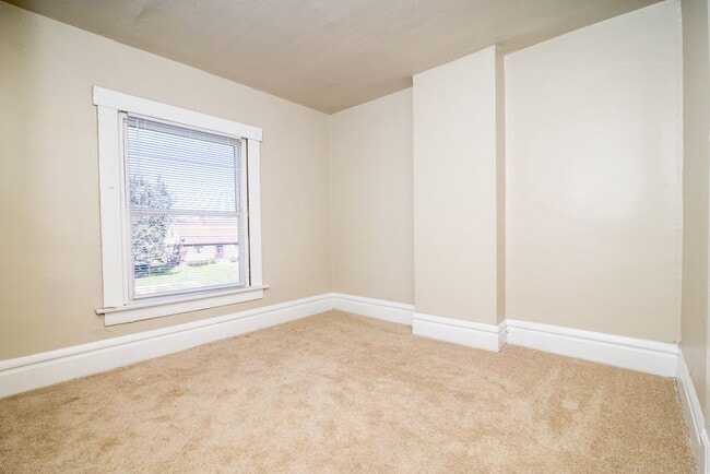 Building Photo - 402 Woodland Ave
