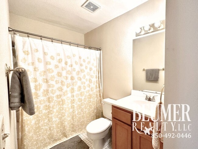 Building Photo - Townhome in SE Pensacola Scenic Hwy locate...