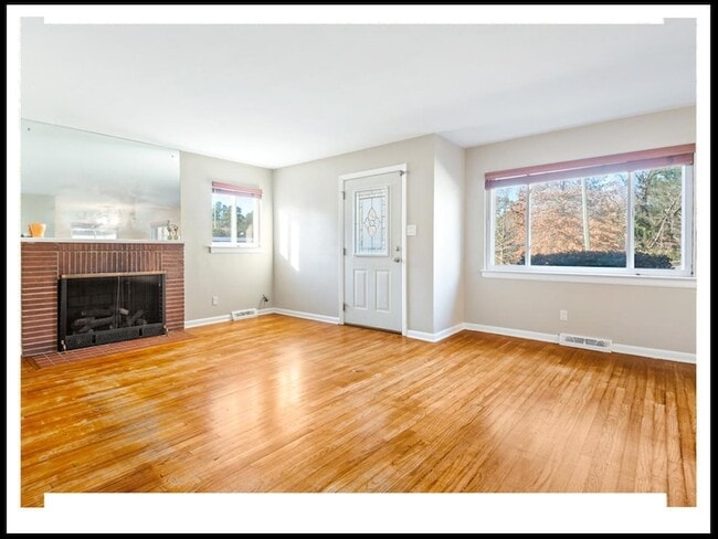 Building Photo - 112 E Lawson St