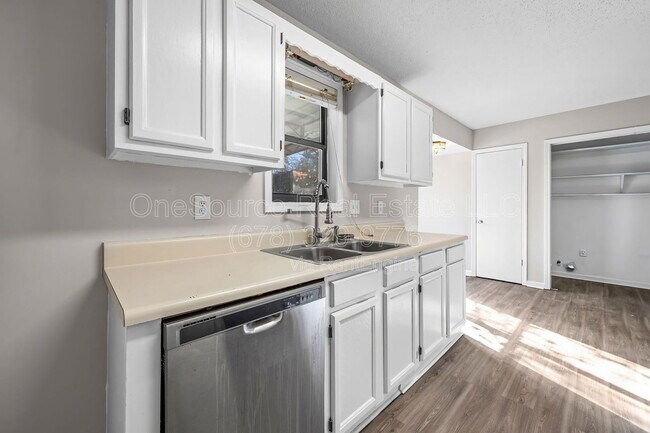 Building Photo - 5345 Memorial Ln SW