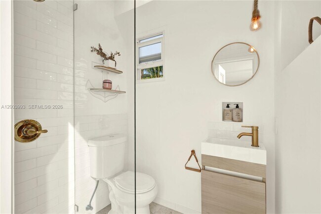 Building Photo - 69 Shoreland Dr