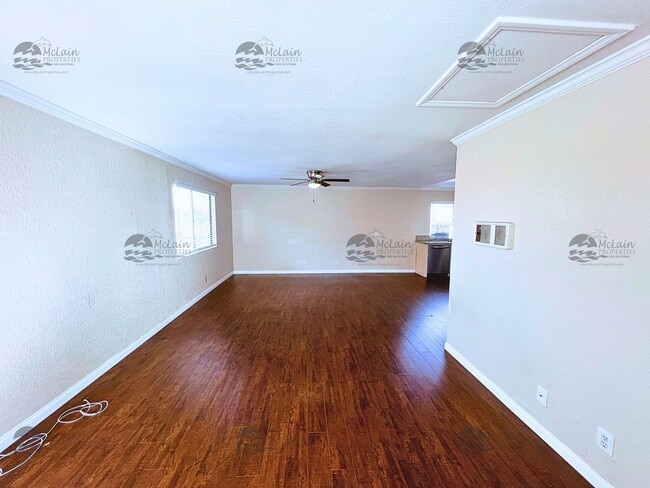 Building Photo - 3 Bed/2 Bath Two Story Townhome in Gated Community