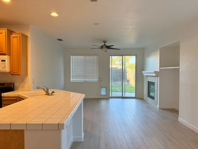 Building Photo - 3 bed 2 bath 2 Car Garage