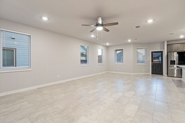 Building Photo - Beautiful 4 bedroom, 3 bathroom home in Hu...