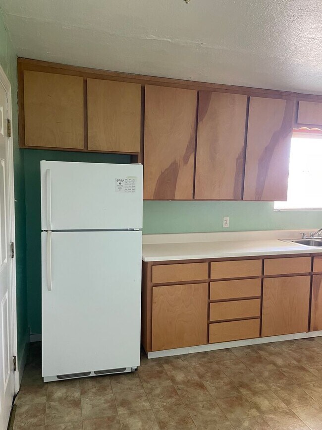 Building Photo - For Rent: Charming 2 Bedroom, 1 Bath Home ...