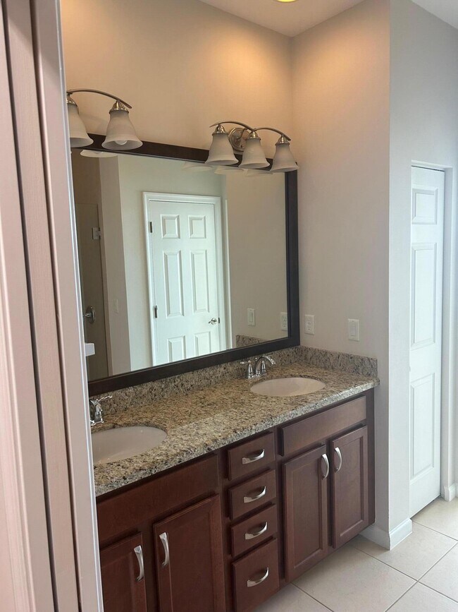 Building Photo - 11066 SW Sunrise Lk Ter