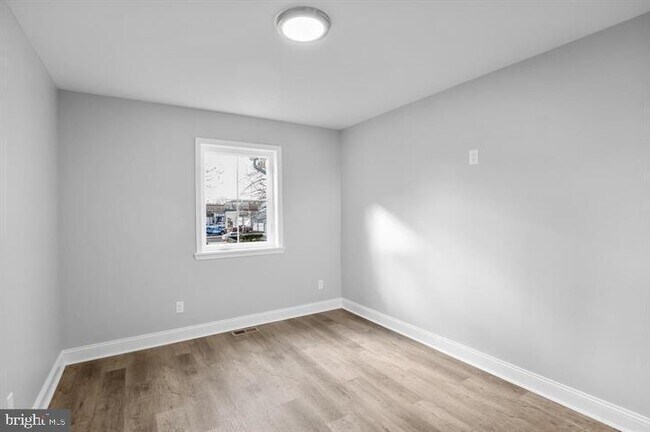 Building Photo - 132 Kossuth St