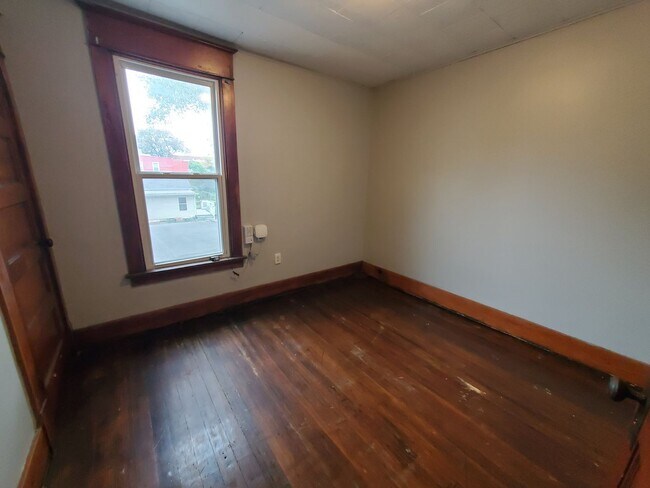 Building Photo - 2047 W 6th St