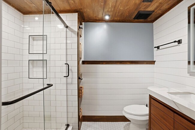 Building Photo - 1 Bedroom Condo in Uptown