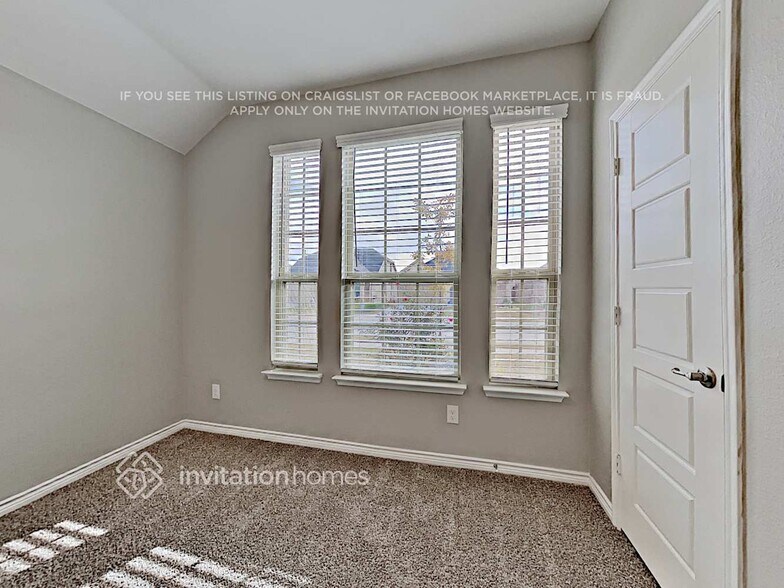 Building Photo - 717 Jamestown Ln