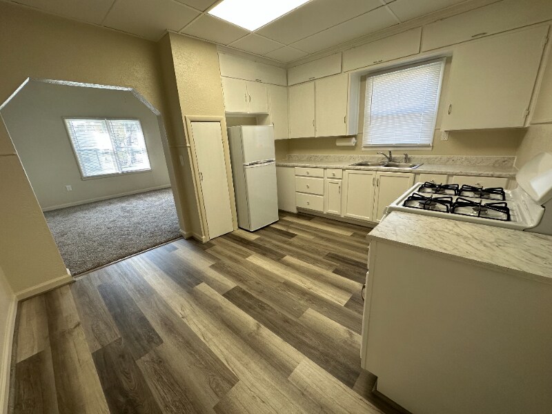 Building Photo - 921 Main St