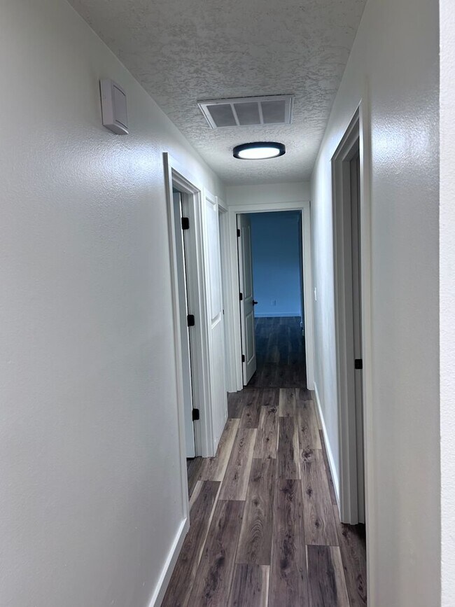 Building Photo - Single Level 4 bedroom in Heart of Vancouver