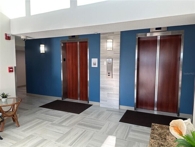 Building Photo - 1 Key Capri