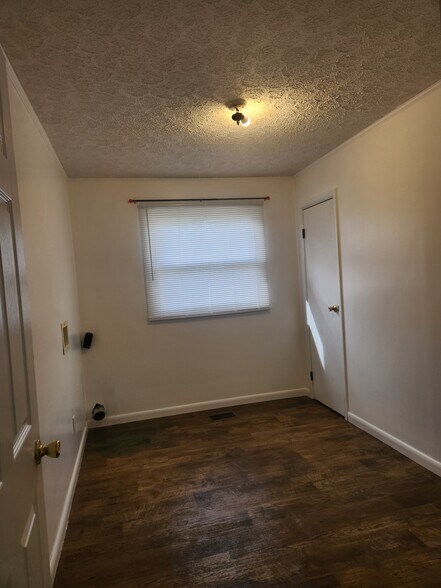 Building Photo - 1619 Townsley Rd