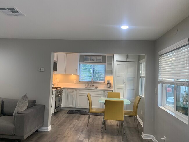 Building Photo - 145 S La Peer Dr