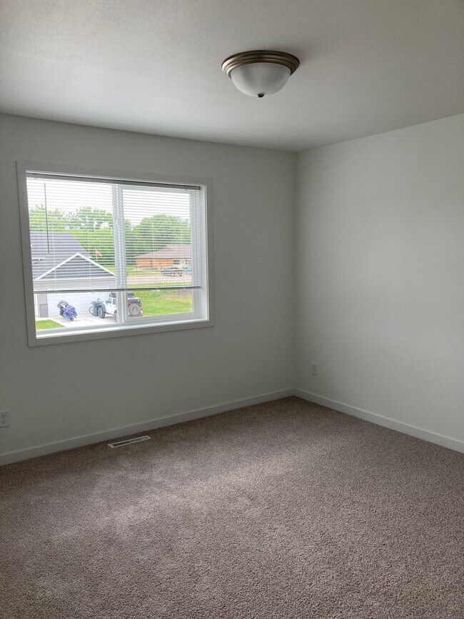 Building Photo - 3 Bed 3 Bath Twin Home