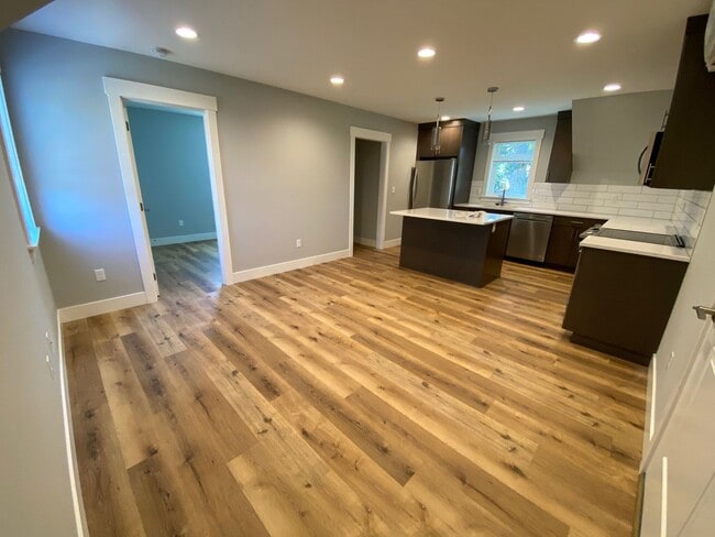 Building Photo - 408 Pine St