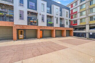 Building Photo - $3,225.00 - 2 Beds, 1.5 Bath, Townhouse in...