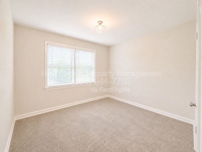 Building Photo - 1230 Lechlade St