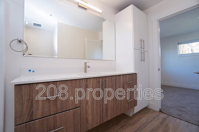 Building Photo - 4614 N Iota Ln