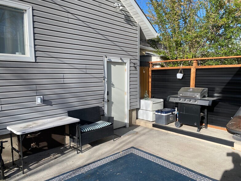 Building Photo - 160 E Leslie Ave