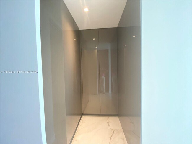 Building Photo - 18975 Collins Ave